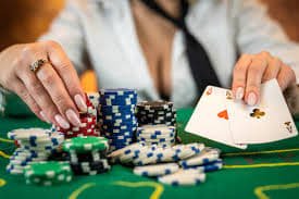 Antarmuka permainan Book of Dead di aplikasi paytogel menunjukkan lima gulungan dan tombol kontrol putaran